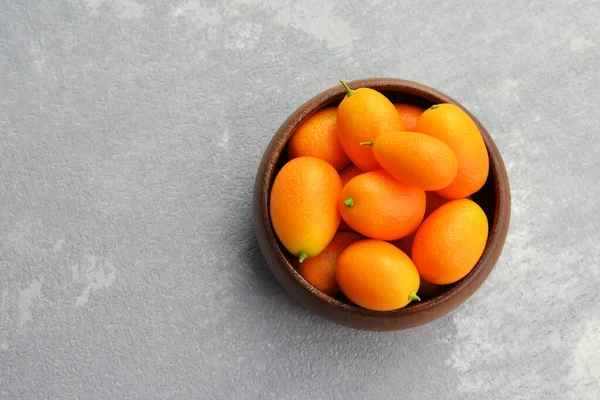 Bol Bois Rempli Fruits Frais Kumquat Sur Fond Béton Gris — Photo