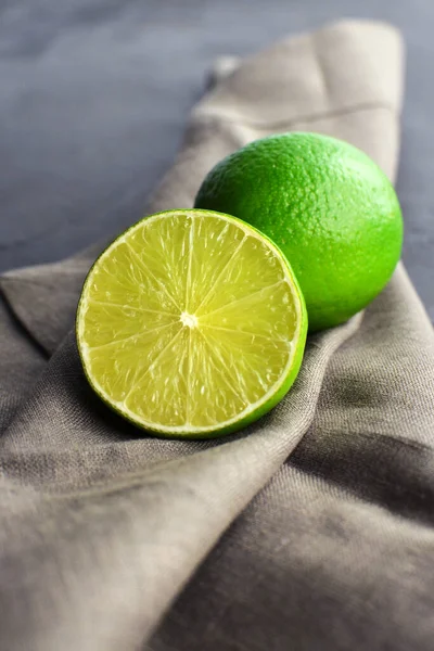 Cítricos Lima Verde Sobre Servilleta Lino Sobre Fondo Tabla Pizarra — Foto de Stock