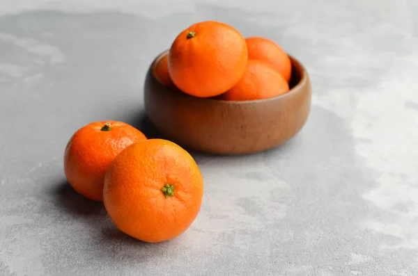 Gri Çimento Arka Planda Ahşap Kasede Taze Mandarin Narenciye Meyveleri — Stok fotoğraf