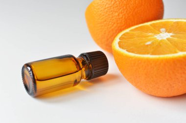 Bir şişe portakal yağı. Aromaterapi tedavisi. Doğal tıp konsepti.