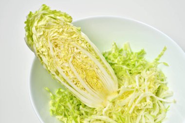 Beyaz masa arkasında beyaz kasede taze Çin lahana salatası. Vejetaryen yemek yaşam tarzı.