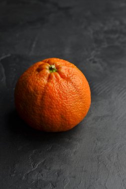 Siyah grunge arka planında Mandarin organik meyvesi. Boşluğu kopyala.