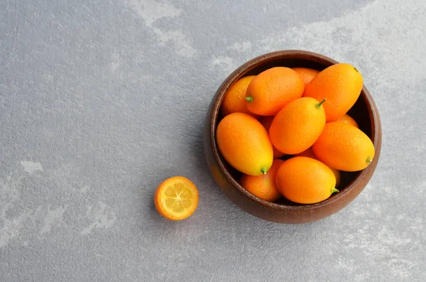 Hafif Taşlı Arka Planda Tahta Kasede Taze Kumquat Meyveleri Sağlıklı — Stok fotoğraf