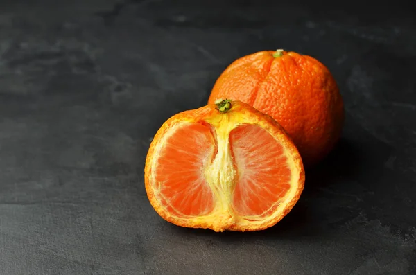 Mandarinas laranja suculentas frescas em fundo grunge preto. Espaço de cópia . — Fotografia de Stock