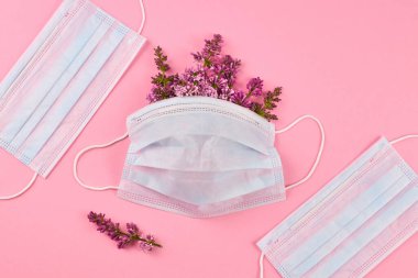 Çiçekli tıbbi yüz maskeleri. Virüs ve alerji koruması.