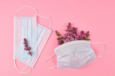 Çiçekli tıbbi yüz maskeleri. Virüs ve bahar alerjisi koruması.