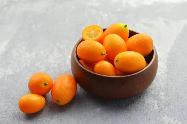 Kumquats Biologiques Frais Dans Bol Bois Sur Fond Gris Nourriture — Photo