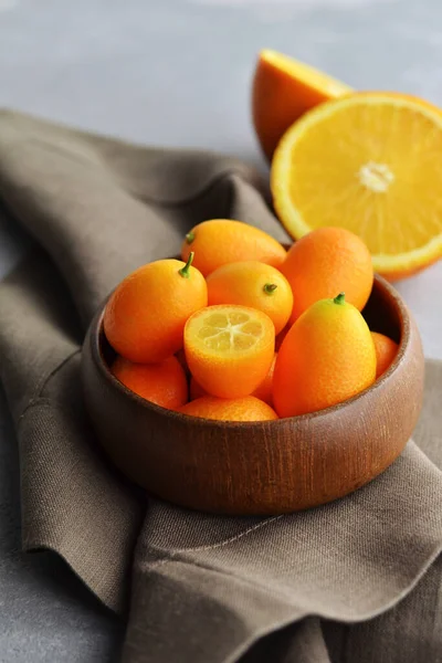 Kumquat Gyümölcs Fából Készült Tálban Narancs Gyümölcs Barna Vászon Szalvéta — Stock Fotó