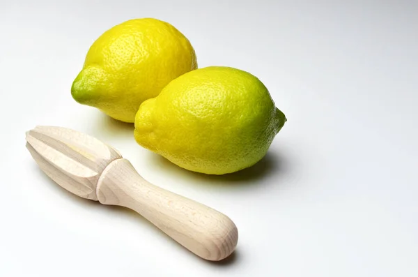 Cítricos Limón Con Exprimidor Mano Madera Sobre Fondo Mesa Blanco — Foto de Stock