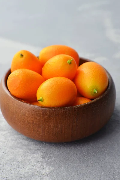 Kumquat Fruits Frais Dans Bol Bois Sur Fond Pierreux Léger — Photo