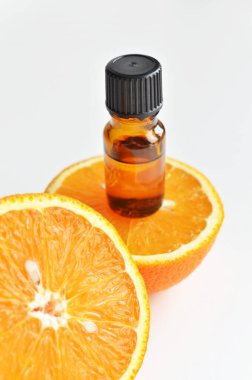 Turuncu turuncu turuncu turuncu turuncu meyveli siyah cam şişede gerekli yağ. Aromaterapi tedavi kavramı.