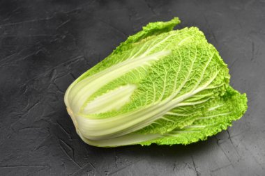 Siyah grunge geçmişi olan taze Çin lahanası. Vejetaryen yemek yaşam tarzı.