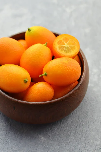 Fruits Kumquat Bio Frais Dans Bol Bois Sur Fond Béton — Photo