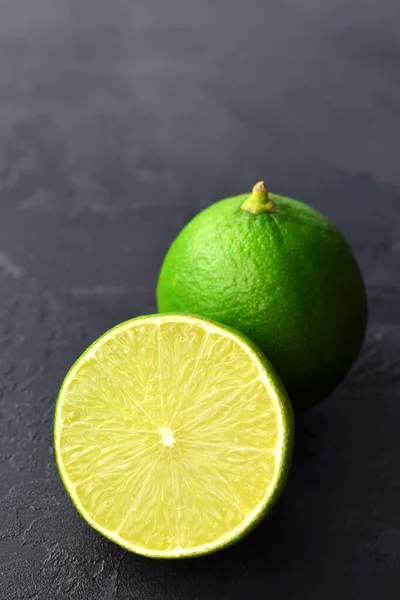 Frische Und Reife Grüne Limettenfrüchte Auf Dunklem Steinigen Untergrund Eine — Stockfoto