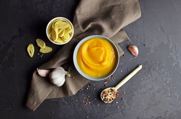 Butternut Kürbissuppe Mit Croutons Frischem Knoblauch Und Gewürzen Keramikschüssel Mit — Stockfoto