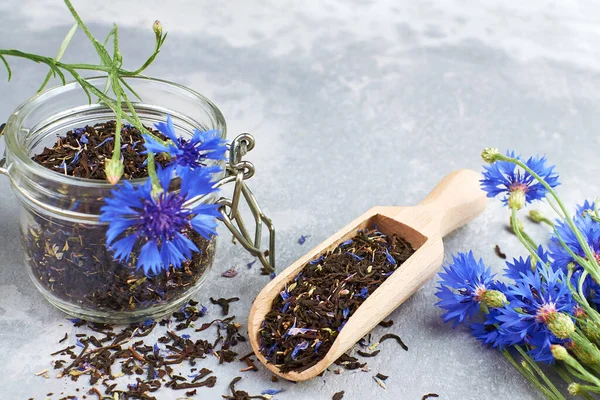 乾燥したコーンフラワーの花びらと新鮮な青のコーンフラワーとタイムのブレンド コピースペース — ストック写真