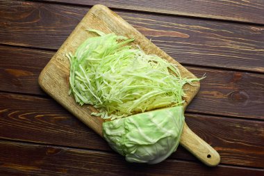 Tahta kesme tahtası ve doğranmış lahana salatası..