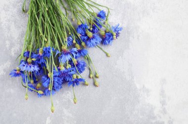 Mavi çiçekli buket, kır çiçekli yaz çiçekleri, çiçekli arka plan, fotokopi alanı, üst manzara