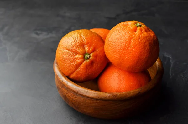 Mandarin Organik Meyveleri Ahşap Kasede Siyah Grunge Arka Planda — Stok fotoğraf
