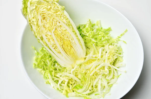 Salada Repolho Chinesa Orgânica Fresca Prato Branco Sobre Fundo Branco — Fotografia de Stock