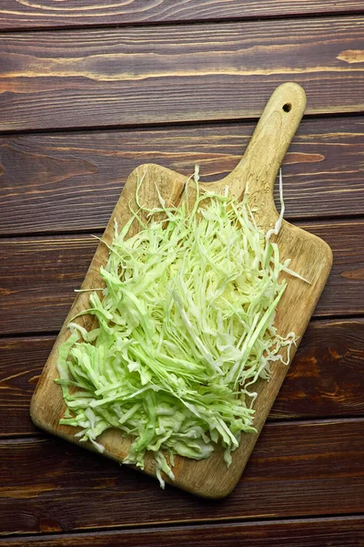 Tabla Cortar Madera Con Ensalada Col Rallada Comida Vegana Vista — Foto de Stock