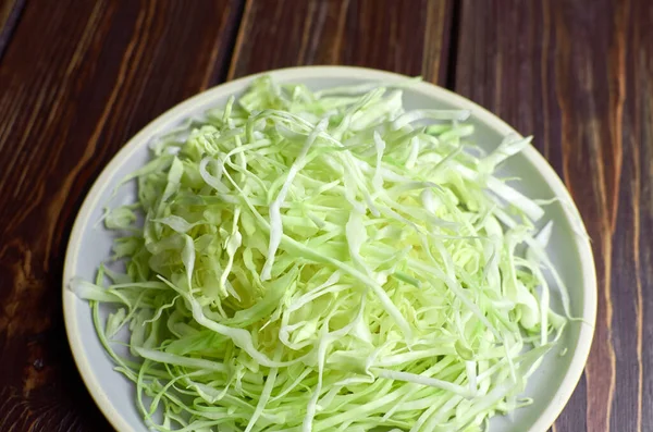 Insalata Cavolo Verde Fresca Tritata Piatto Ceramica Sfondo Tavolo Legno — Foto Stock