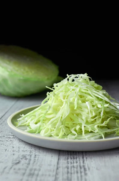 Πιάτο Τεμαχισμένο Λευκό Λάχανο Σαλάτα Ξύλινο Φόντο Υγιεινή Χορτοφαγική Έννοια — Φωτογραφία Αρχείου