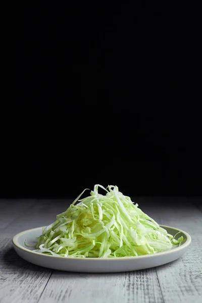 Salade Chou Haché Dans Une Assiette Sur Fond Bois Clair — Photo