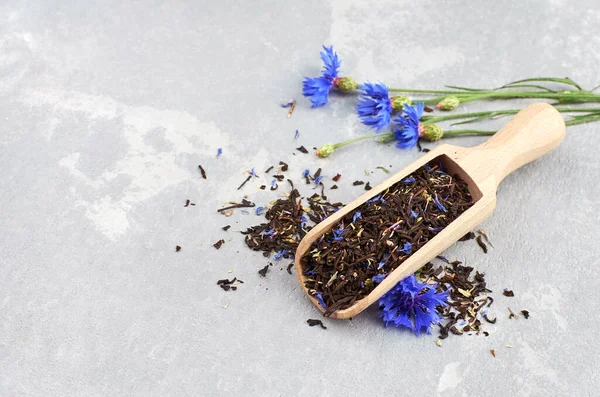 Black Tea Flower Petals Cornflower Thyme Herb Wooden Scoop Fresh — Stock Photo, Image