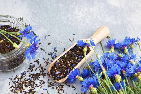 乾燥したコーンフラワーの花びらとタイムと新鮮な青のコーンフラワー トップビュー コピースペースのブレンド — ストック写真