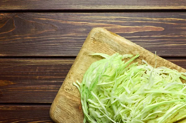 在木板上切碎新鲜的绿色卷心菜 健康的素食沙拉 顶部视图 复制空间 — 图库照片