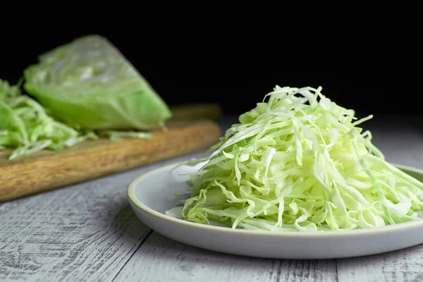 Insalata Cavolo Verde Fresca Tritata Piatto Ceramica Con Mezza Testa — Foto Stock