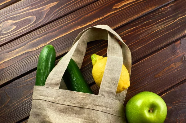 Reusable linen shopping bag filled with fruits and vegetables — Stock Photo, Image