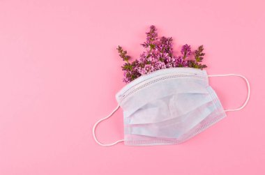 Çiçekli tıbbi yüz maskesi. Virüs ve alerji koruması.
