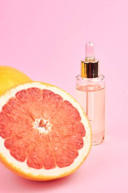 Cam şişede taze greyfurtlu narenciye yağı..