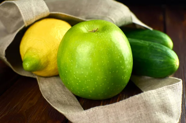 Manzana verde, limón y pepinos en bolsa textil reutilizable — Foto de Stock