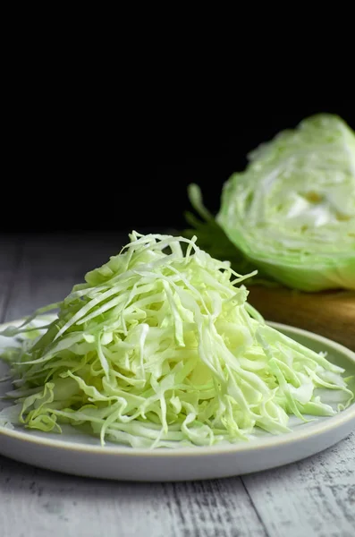 Salada Repolho Orgânica Fresca Dietética Picada Placa Cerâmica Sobre Fundo — Fotografia de Stock