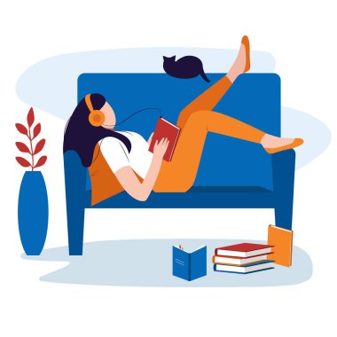 Audiobook, eğitim ve bilgi. Kız kanepede dinleniyor, kitap tutuyor ve konferans veya kulaklıkla podcast dinliyor. Kadın dinleniyor. İzole vektör illüstrasyonu