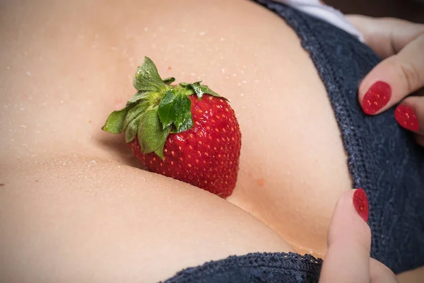 Rote Erdbeere Auf Der Brust Eines Jungen Mädchens — Stockfoto