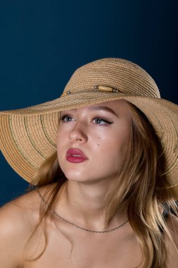 Kırmızı dudaklar ile şapkalı kız.