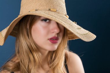 Kırmızı dudaklar ile şapkalı kız.