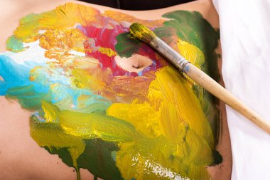 Karnı üzerinde renkleri ile genç ince kız.