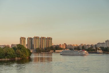 Turistik gemi St Petersburg Neva nehrinde.