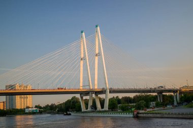 Askılı köprü günbatımında St Petersburg Neva Nehri üzerinde.