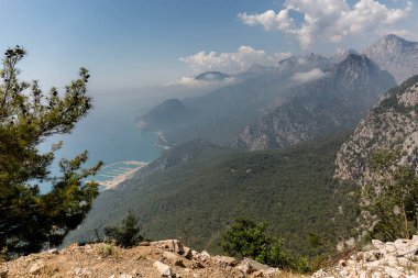 Dağlar ve bulutlar Kemer, Türkiye'de.