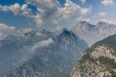 Dağlar ve bulutlar Kemer, Türkiye'de.