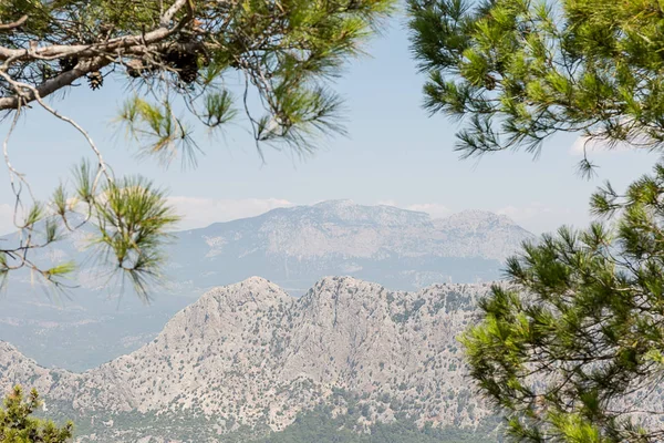Dağlar ve bulutlar Kemer, Türkiye'de.