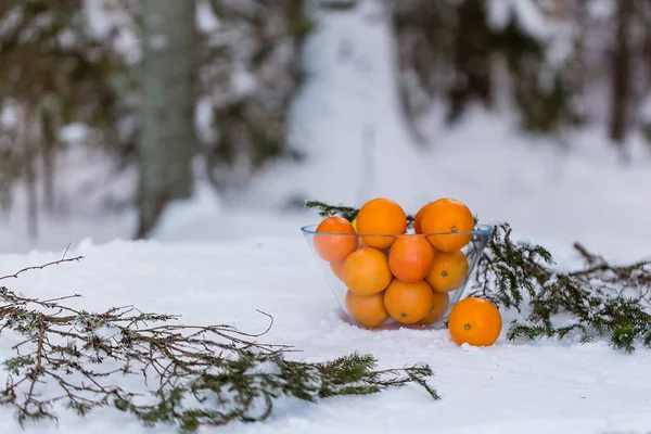 Orangen Einer Glasschüssel Winter Draußen Auf Dem Tisch — Stockfoto