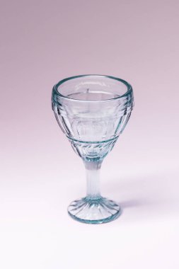 Şarap ve kokteyller üzerinde beyaz bir arka plan masaya cam bardak.