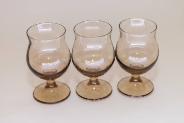 Şarap ve kokteyller üzerinde beyaz bir arka plan masaya cam bardak.